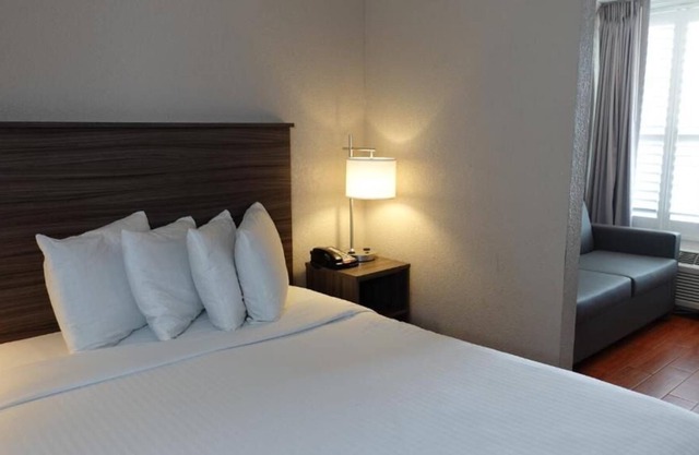 Prime Location! 3 Comfortable Units, Free Parking, Near Melbourne Greyhound Park