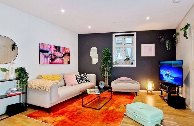 Prime location, amazing king bed, colorful oasis