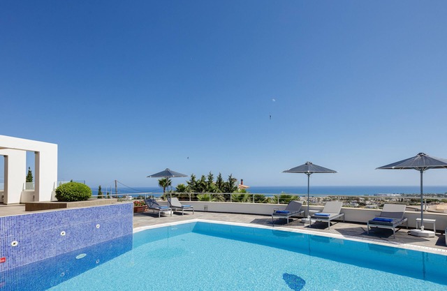 Prime location with full privacy and stunning panoramic views near the beach
