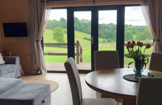 PRIMROSE, family friendly, with hot tub in Chard