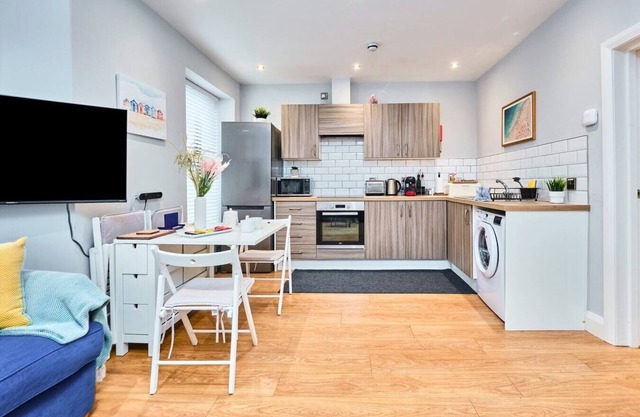 Princess Red 2~ Great Spot by Harbour and Restaurant