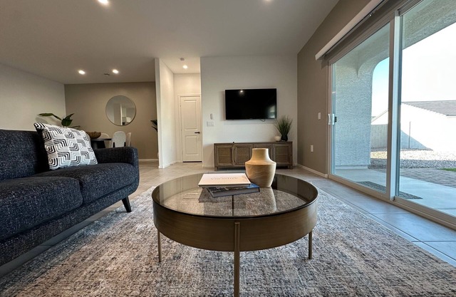 Pristine 3 bedroom w/office in central Casa Grande close to shopping and more!