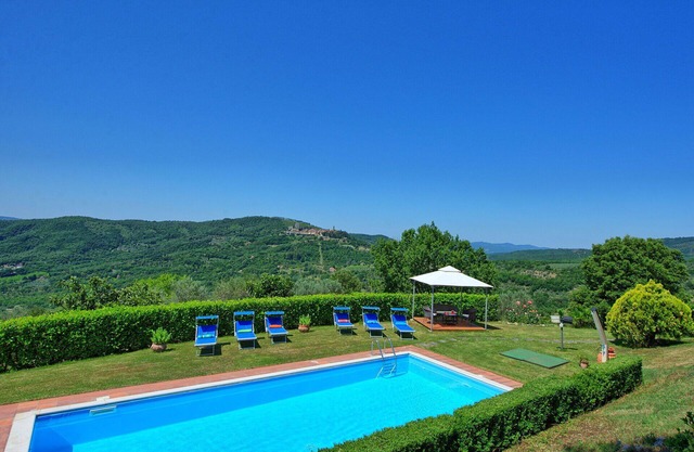 Private Villa with WIFI, A/C, private pool, patio, panoramic view, parking, close to Arezzo