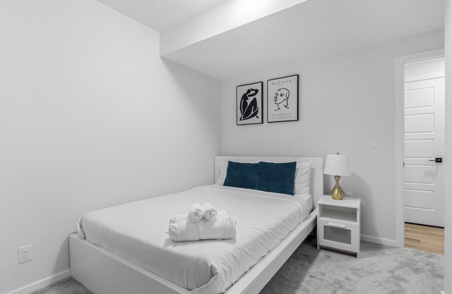 Private 1BR Suite | Private Access | 15 mins to Calgary Intl Airport (YYC).