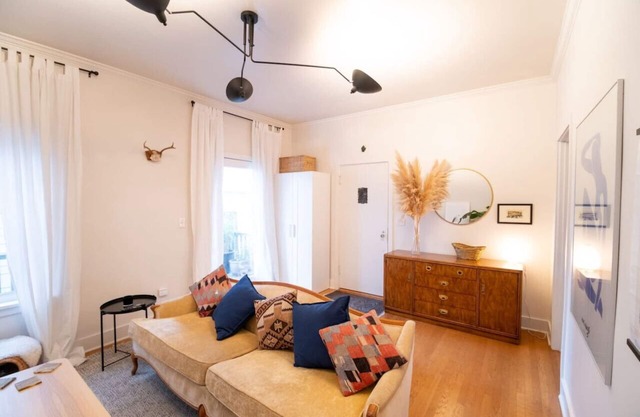 Private 2 Bedroom Bungalow w/Wi-Fi + Kitchen