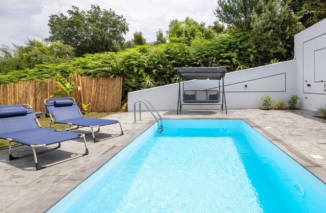 Private apartment with swimming pool just 1.2 klm from the beach!