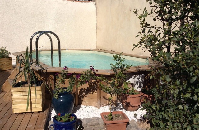 Private apartment with swimming pool and parking space