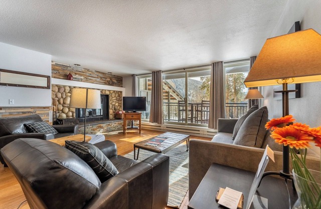 Private Balcony w/Mountain Views, Pet Friendly!