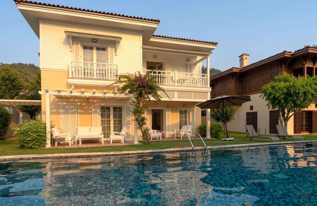 Private Beach Access - 2BR, Centrally Located, Deluxe Villa in Portville, Göcek