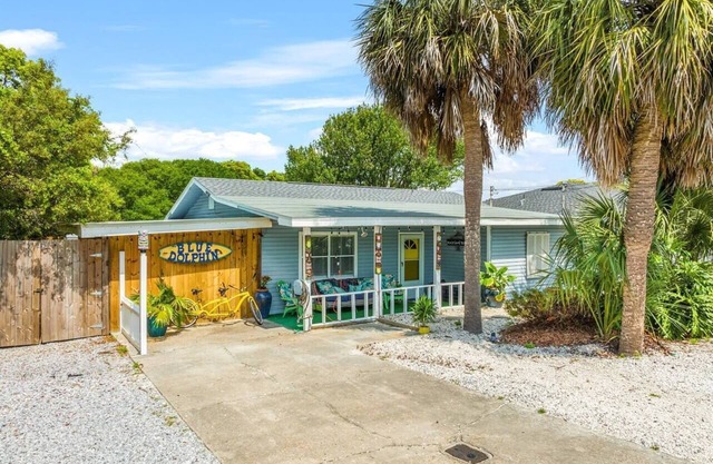 Private Beach Access! Large Yard+Deck-Pet Friendly