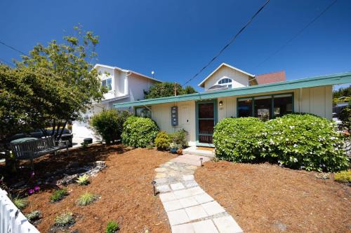 Private Cottage House - Walk to Beaches HarborFood Trials so much more