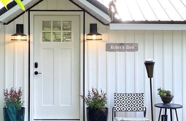 Private cottage located on The Carriage House Inn Estate