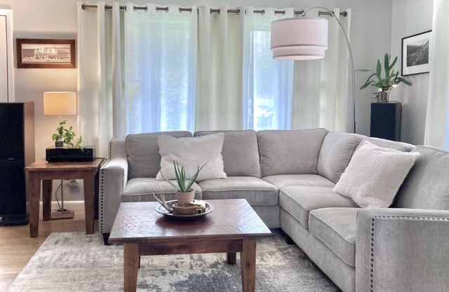 PRIVATE, COTTAGE, Water View! Pet Friendly, Fenced in yard, 2-Bd-1 Bth, A/C