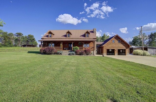 Private country cabin with all the amenities. Inground pool & stocked fish ponds