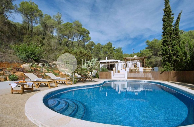 Private country villa, beach and town 6 km away, Wifi, Aircon, swimmingpool