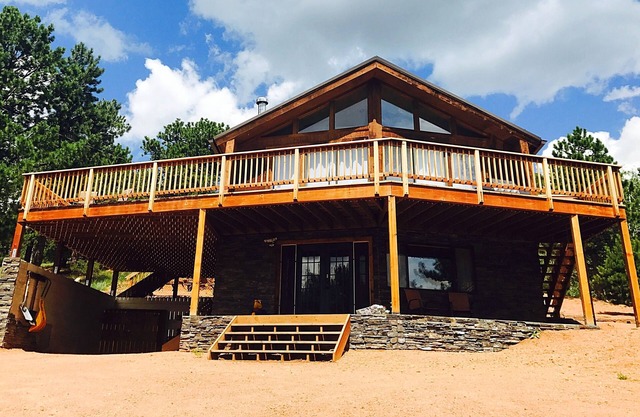 Private Cozy Cabin, Mountain Peak Views & Theater Room!