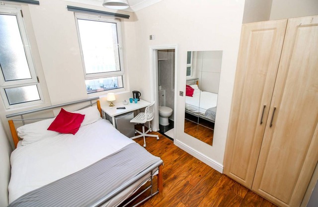 Private en-suite room near Liverpool st Brick L