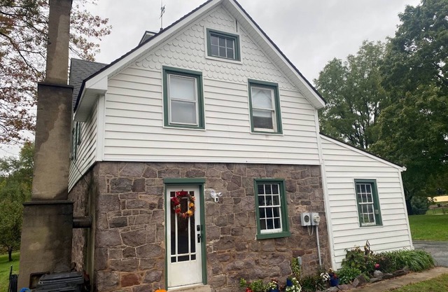 Private, Fully Renovated 1 bedroom Carriage House