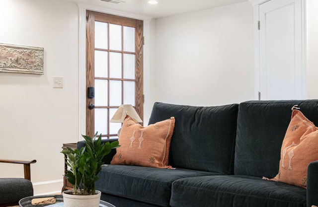 Private Gem, quiet street in Andersonville -1 bedroom + sofa bed + easy parking