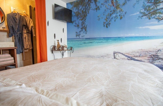 Private guest house with swimming pool, jacuzzi, Nordic bath and games!