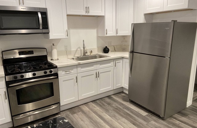 Private guest house with full kitchen & bathroom