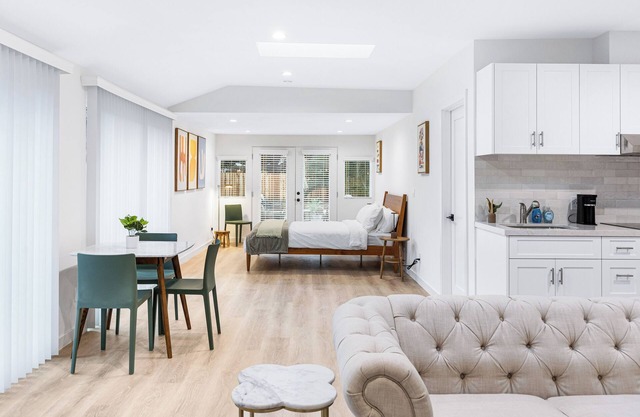 Private Guesthouse in Thousand Oaks close to shops & eats!