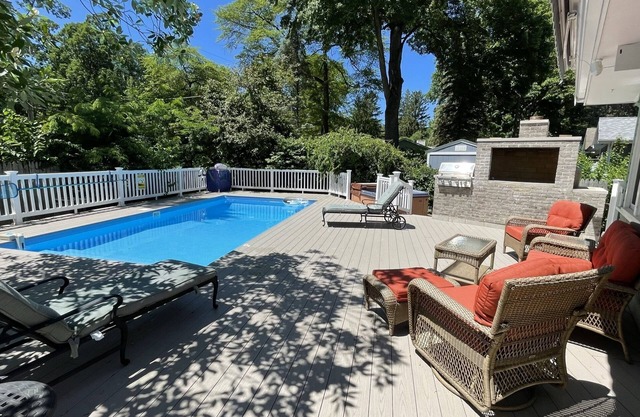 Private heated pool hot tub large deck blocks to Berrien beach