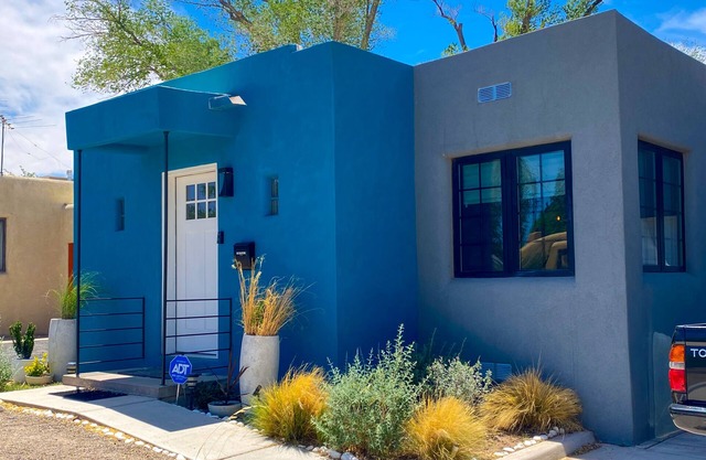Private house in a safe area, close to Nob Hill, UNM, Airport, Netflix, and KAFB