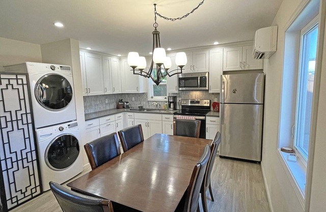 Private house with 3 suites. Modern, Clean & Comfortable!