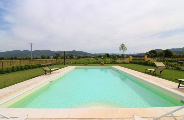 Private Villa with WIFI, A/C, private pool, TV, balcony, pets allowed, parking, close to Cortona