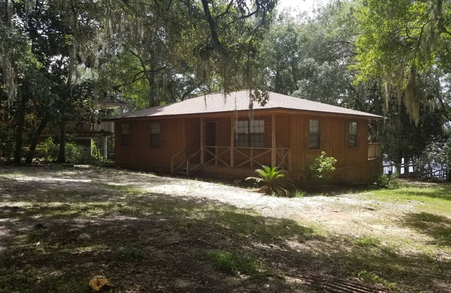 Private lakefront home w/porch & dock-fish, relax; quiet & shady