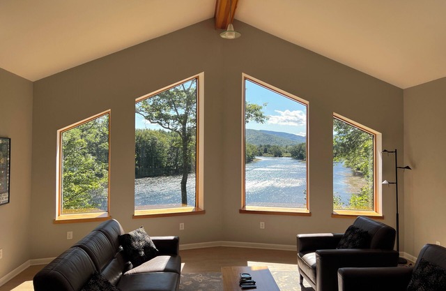 Private location with spectacular river and mountain views!