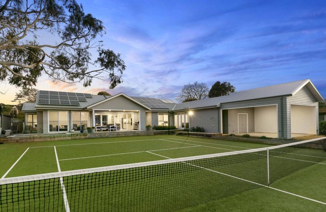Private, Luxurious Flinders Holiday House with Tennis Court