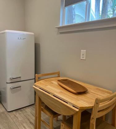 Private modern guesthouse, near La Cantera/Medical Center