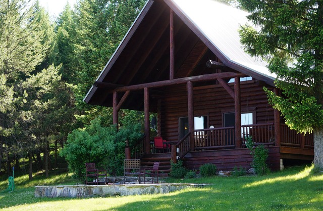 Private Mountain Log Cabin perfect for: a Small Family,or Romantic Retreat.