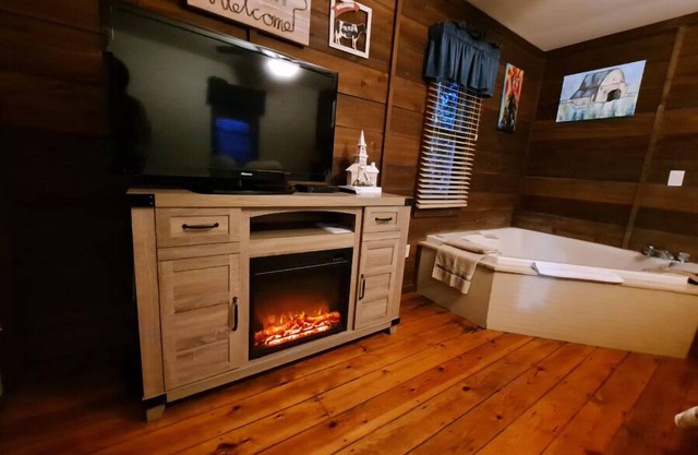 Private Mountain Nook w/Jacuzzi - Cabin 6