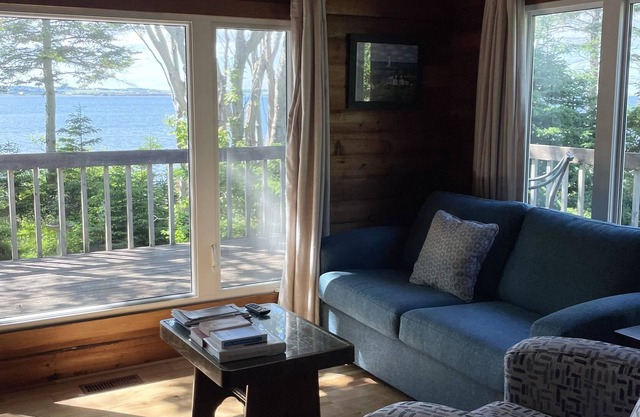 Private Ocean Front Cabin Close To Cavendish Beach, Restaurants, & More!
