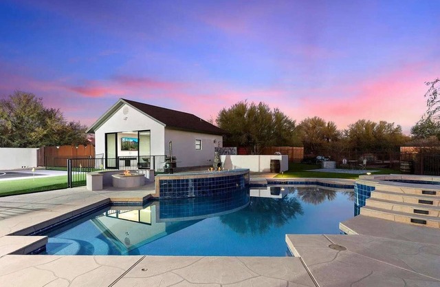 Private Pickleball Court, Pool & HotTub, Fire Pit +