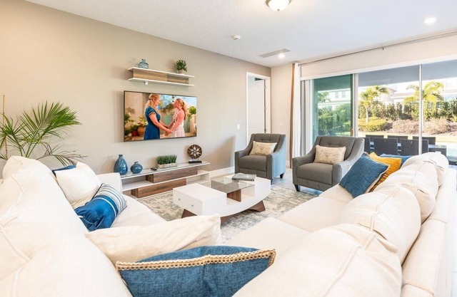 Private Pool and Spa / Games Room / Home Theatre / Free Shuttle to parks