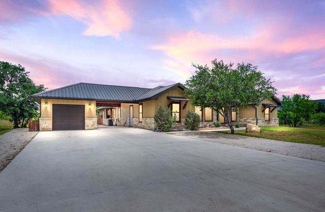 Private pool & hot tub, outdoor kitchen, putting green & more, 5-minute drive to THE Frio River