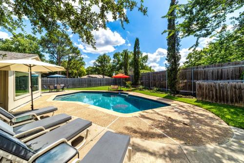 Private Pool, Entire House, In the Center of DFW