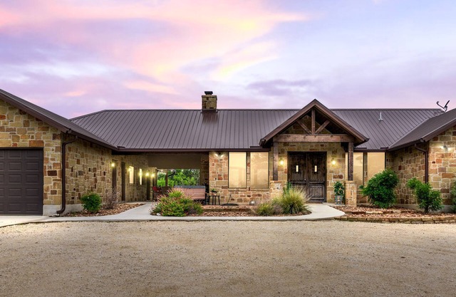 Private pool, volleyball, basketball, outdoor fireplace & less than 5-minute drive to THE Frio River