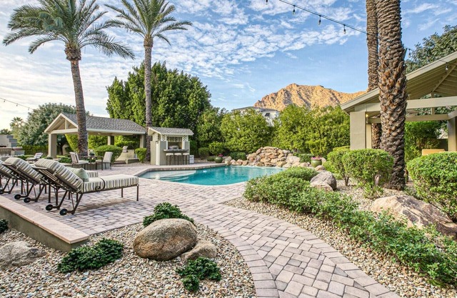 PRIVATE, Relaxing Luxury Villa with Stunning Mountain Views, Celebrity Living!