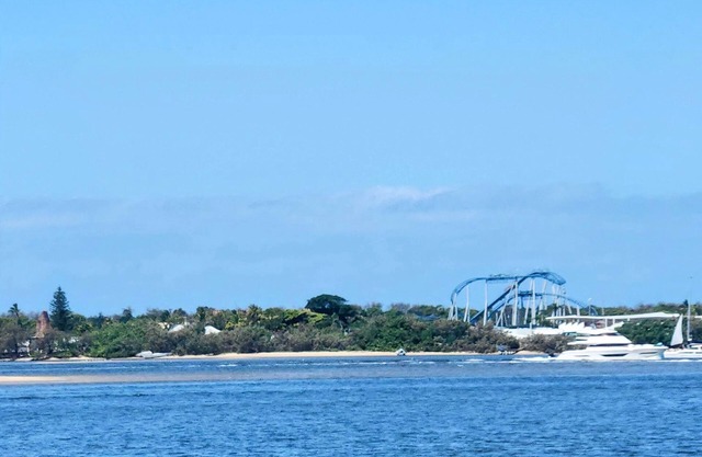 PRIVATE RESORT: OPPOSITE the BROADWATER -GYM-POOL-SPA-BOATING-FISHING-SURFING