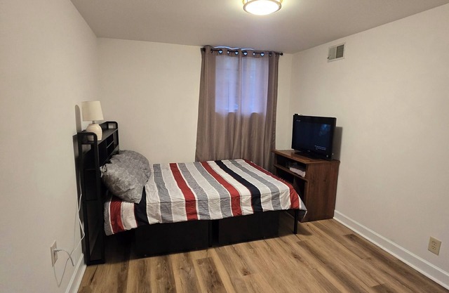 Private room, a very clean and quiet retreat just 12 minutes from Truist Park