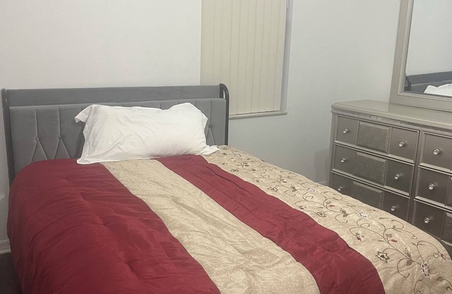 Private Room “B” with Shared Full Bathroom in Central Tampa