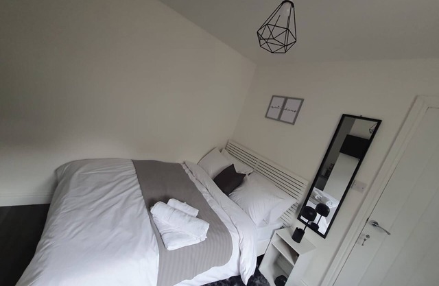 Private Room - Ensuite Bathroom - Free Parking