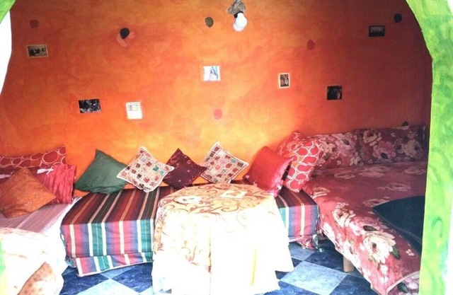private room for 1 to 3 people, large bed, 2 single beds, wifi .