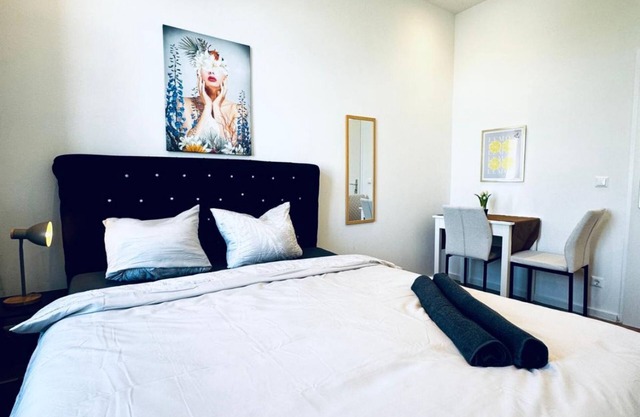 Private Room in 3BR Apt Steps from Kaufpark