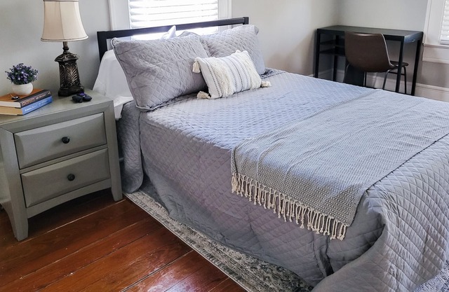 Private Room in The Cottage on 5th in Downtown Eastman